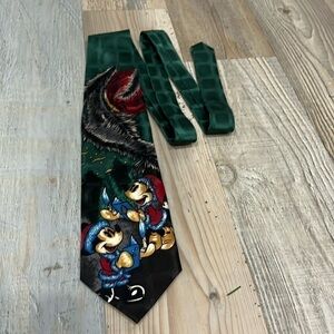DISNEY CHRISTMAS Men Neck Tie Atlas Design Mickey Mouse Santa Caroling W4” L57”